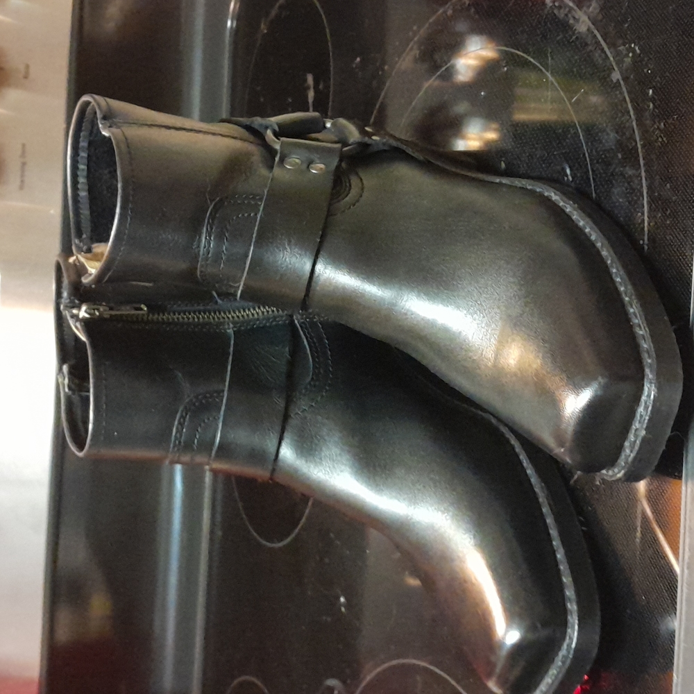 WOMAN'S FRYE LEATHER BOOTIE